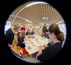 Personen basteln Skulpturen aus Büchern