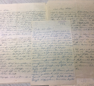 Fotografie mehrerer handgeschriebener Briefe von oben