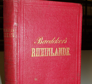 Roter Bucheinband mit goldener Schrift