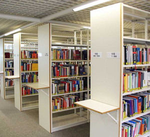 Ansicht mehrerer Bücherregale in der Pfälzischen Landesbibliothek