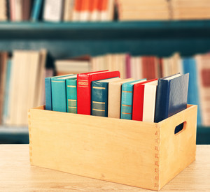 Mehrere Bücher in einer Holzkiste