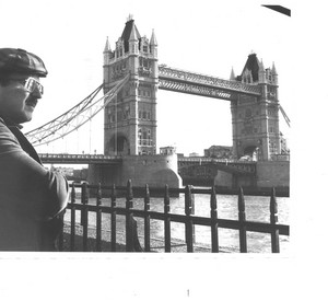 Arno Reinfrank vor der London Bridge (Foto: Gustav Hildebrand, Schlüchtern)