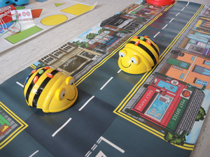 Bienenroboter auf Straßenmatte
