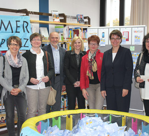 Preisziehung Lesesommer 2015, Mitarbeiterinnen der Katholischen Öffentlichen Bibliothek St. Ägidius in Boppard-Bad Salzig, Günter Pflaum (stellvertretender Leiter des LBZ), Sylvia Hey (Repräsentanz Europa-Park Rust), Brigitte Hayn (CDU-Landtagsabgeord