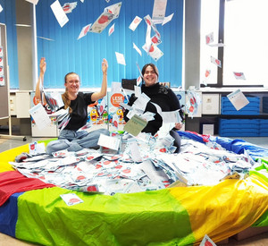 Zwei junge Frauen vor einem bunten Becken mit Loskarten