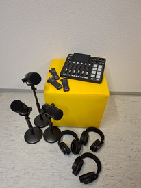Podcast Mikrofone, Mischpult und Kopfhörer