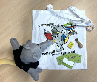 Baumwolltasche, Lese-Pass, Stempel, Radiergummi in Buchform und Handpuppe Leslie