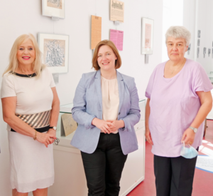 Personen bei der Eröffnung einer Ausstellung