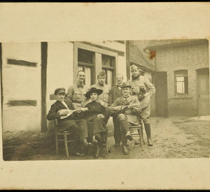 Schwarz-weiß-Fotografie einer Personengruppe auf einem Hof