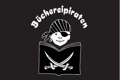 Schriftzug Büchereipiraten halbkreisförmig über Illustration eines Piratenkindes mit Augenklappe und Kopftuch angeordnet. Darunter Illustration eines aufgeschlagenen Buches auf dem sich kreuzende Säbel abgebildet sind