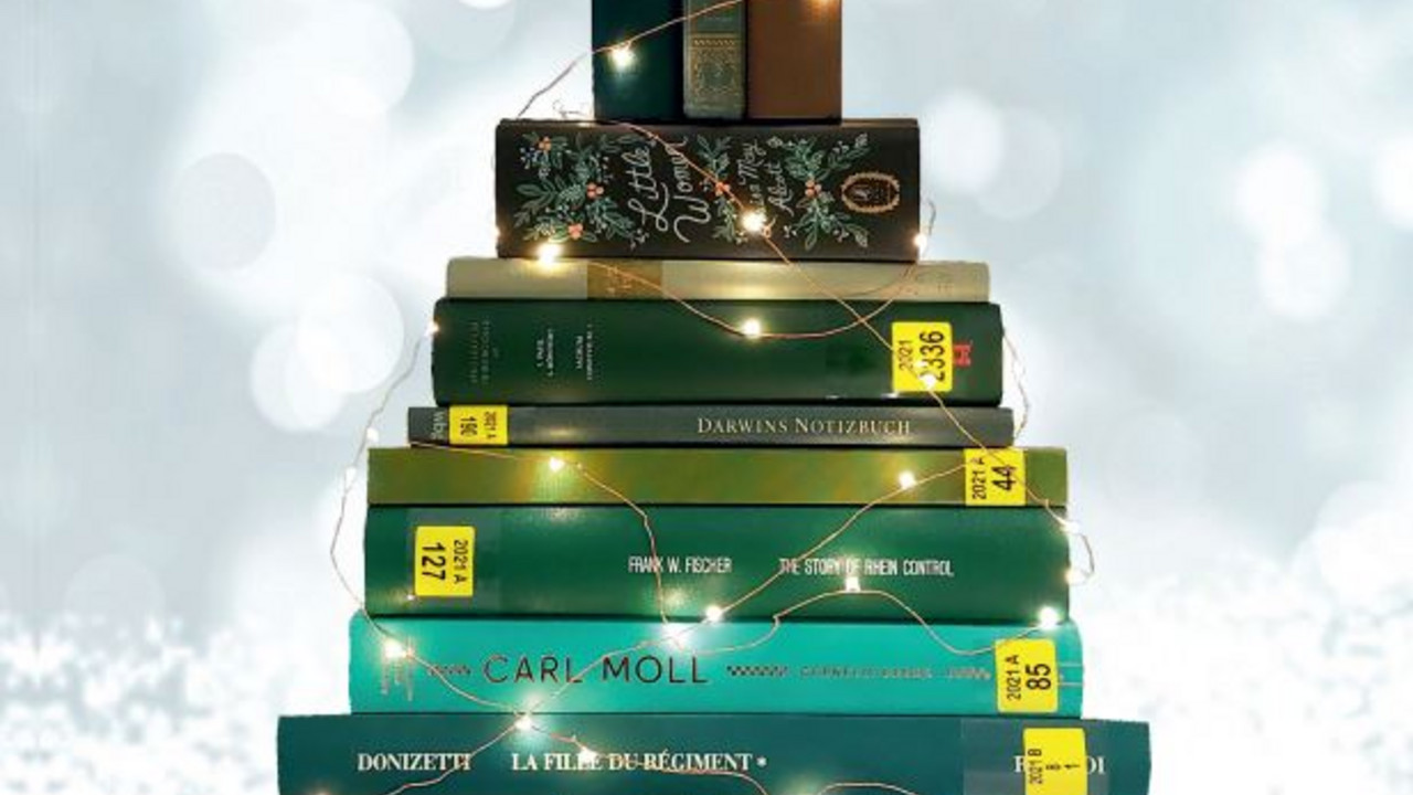 Motiv Weihnachtskarte 2021: Weihnachtsbaum aus Büchern
