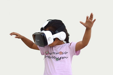 Kind mit VR-Brille