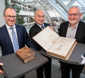 Oliver Kolb, Konrad Reichert und Dr. Armin Schlechter präsentieren restaurierte Drucke