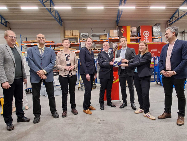 Kulturministerin Katharina Binz übergibt in Mainz Ausrüstung für den Kulturgutschutz Kulturministerin Katharina Binz übergibt in Mainz Ausrüstung für den Kulturgutschutz