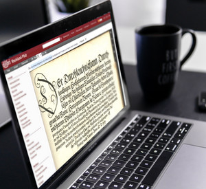Laptop mit geöffneter dilibri-Webseite