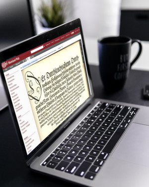 Laptop mit geöffneter dilibri-Webseite