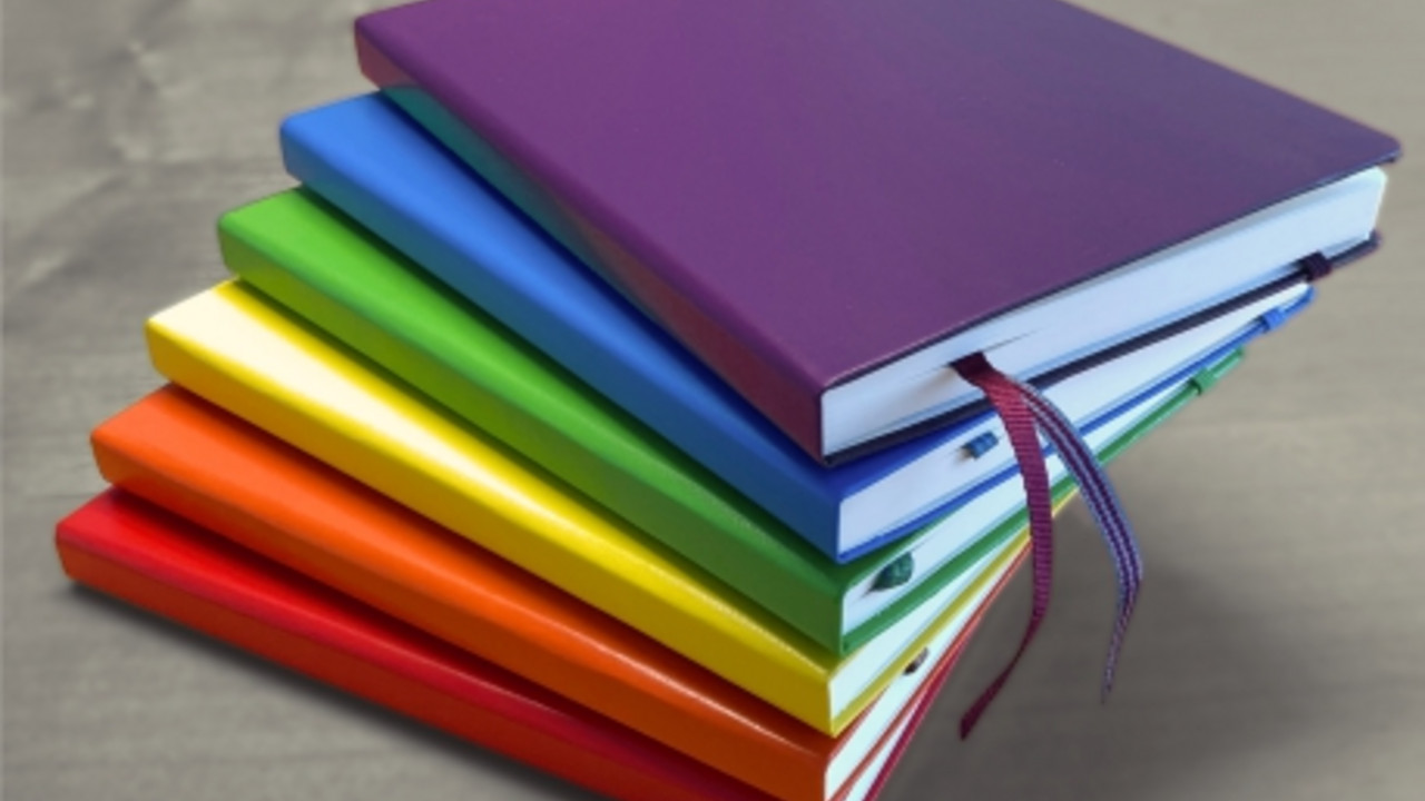 Stapel mit Büchern in Regenbogenfarben