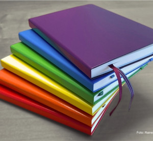 Stapel mit Büchern in Regenbogenfarben