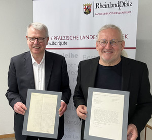 Zwei Personen mit Briefen aus einem Nachlass