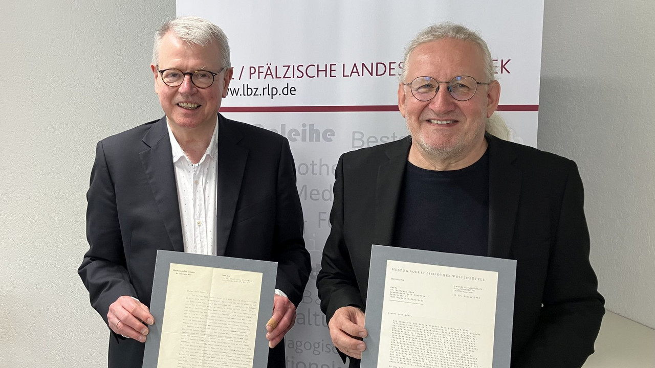 Zwei Personen mit Briefen aus einem Nachlass