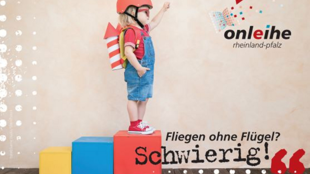 Kind mit Helm auf Stufen