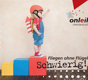 Kind mit Helm auf Stufen