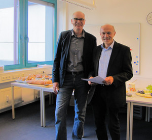 Volker Walz (links) überreichte die Jubiläumsurkunde an Günter Pflaum