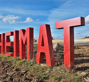 Lebensgroße Buchstaben in der Landschaft