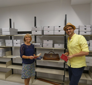 Personen vor Bücherregal