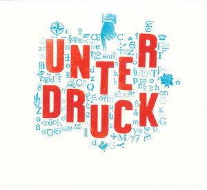 gedruckte Buchstaben in Blau und rot, die die Worte "UNTER DRUCK" ergeben