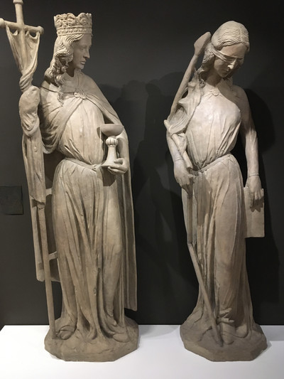 Zwei Statuen