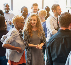 Menschengruppe im Gespräch miteinander