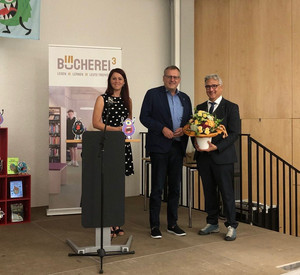 v.l.: Julia Löffler (Leiterin Stadtbibliothek Bingen), Oberbürgermeister Thomas Feser, Dr. Kai-Michael Sprenger (Kulturministerium Mainz) gemeinsam auf Bühne der Auftaktveranstaltung zum diesjährigen Lesesommer