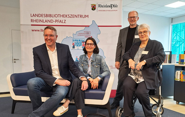 "Bibliotheken sind weit mehr als Orte für Bücher": Ministerpräsident Alexander Schweitzer zu Besuch im LBZ
