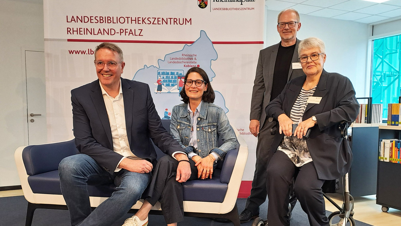Ministerpräsident Alexander Schweitzer, Barbara Schweitzer sowie Hans-Günter Scheer (Stellv. Leiter des LBZ) und LBZ-Leiterin Dr. Annette Gerlach. 