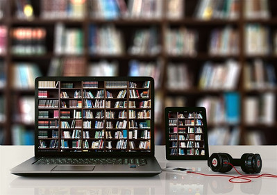 Bücherwand auf einem Laptop und einem Smartphone