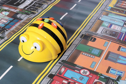 Bienenroboter auf Straßenkarte