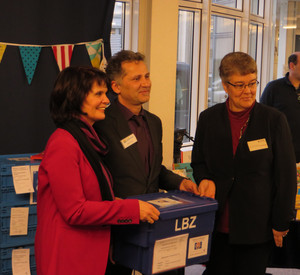 Ministerin Vera Reiß übergibt die ersten Medienkisten für Flüchtlinge an Bibliotheken, v.l.n.r.: Ministerin Vera Reiß, Stefan Meisel Leiter Stadtbibliothek Bad Kreuznach, Dr. Annette Gerlach Leiterin LBZ