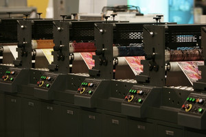 Papierrollen in Druckmaschine