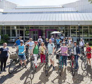 Menschen mit Fahrrädern vor dem Gebäude der Pfälzischen Landesbibliothek
