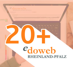 Logo 20+ im Hintergrund ein geöffneter Laptop