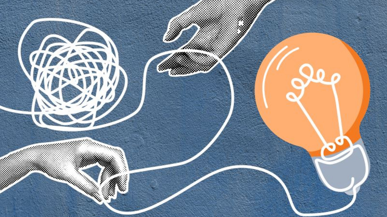 Das Bild zeigt zwei stilisierte Hände, die ein verworrenes Kabel entwirren, das zu einer Glühbirne führt, die aufleuchtet. Der Hintergrund ist blau, und die Darstellung kombiniert realistische Texturen mit grafischen Elementen. Es symbolisiert das Lösen von Problemen und die Entwicklung kreativer Ideen.