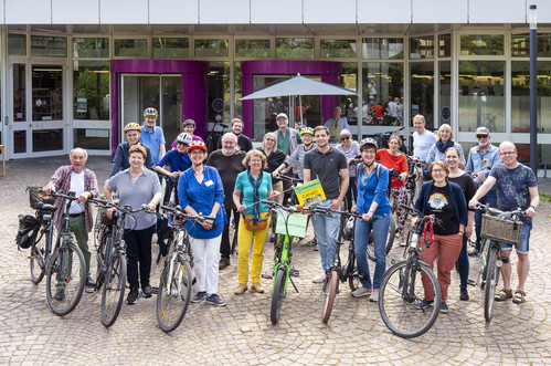 20.05.25 Die Stadt Speyer veranstaltet auch dieses Jahr wieder die Aktion "Stadtradeln", mit der mÃ¶glichst viele Menschen zum Umstieg vom Auto auf das Fahrrad bewegt werden sollen und bei der durch das sammeln von Fahrradkilometern ein aktiver Beitrag fÃ¼r den Klimaschutz geleistet werden kann und soll. Das Landesbibliothekszentrum (LBZ) ist mit einem eigenen Team, das Team "LBZ", dabei und fÃ¤hrt fleissig Kilometer zusammen. Vorne mit blauem Oberteil und rotem Fahrradhelm Standortleiterin Ute Bahrs