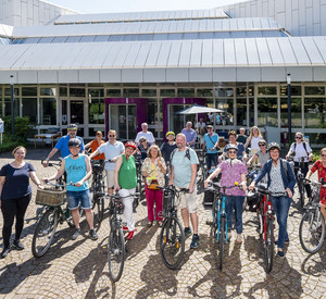 Mitglieder des „LBZ on tour“-Teams in Speyer, im Hintergrund die Pfälzische Landesbibliothek