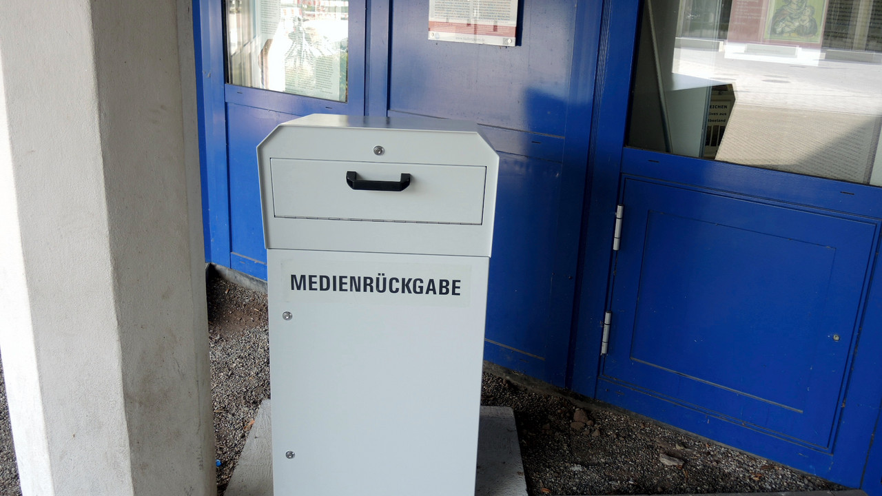 Blaue Medienrückgabebox vorm Eingang der Bibliotheca Bipontina Zweibrücken