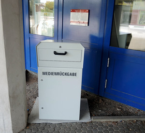 Blaue Medienrückgabebox vorm Eingang der Bibliotheca Bipontina Zweibrücken