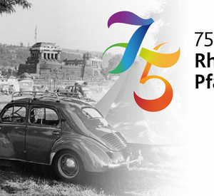 Schwarz-weiß-Fotografie, VW-Käfer und Zelte am Deutschen Eck