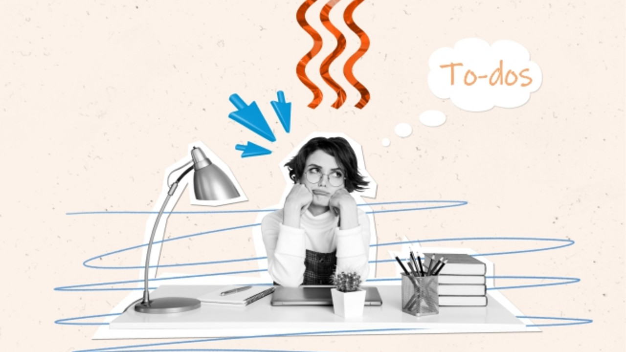 Frau am Schreibtisch, gestresst