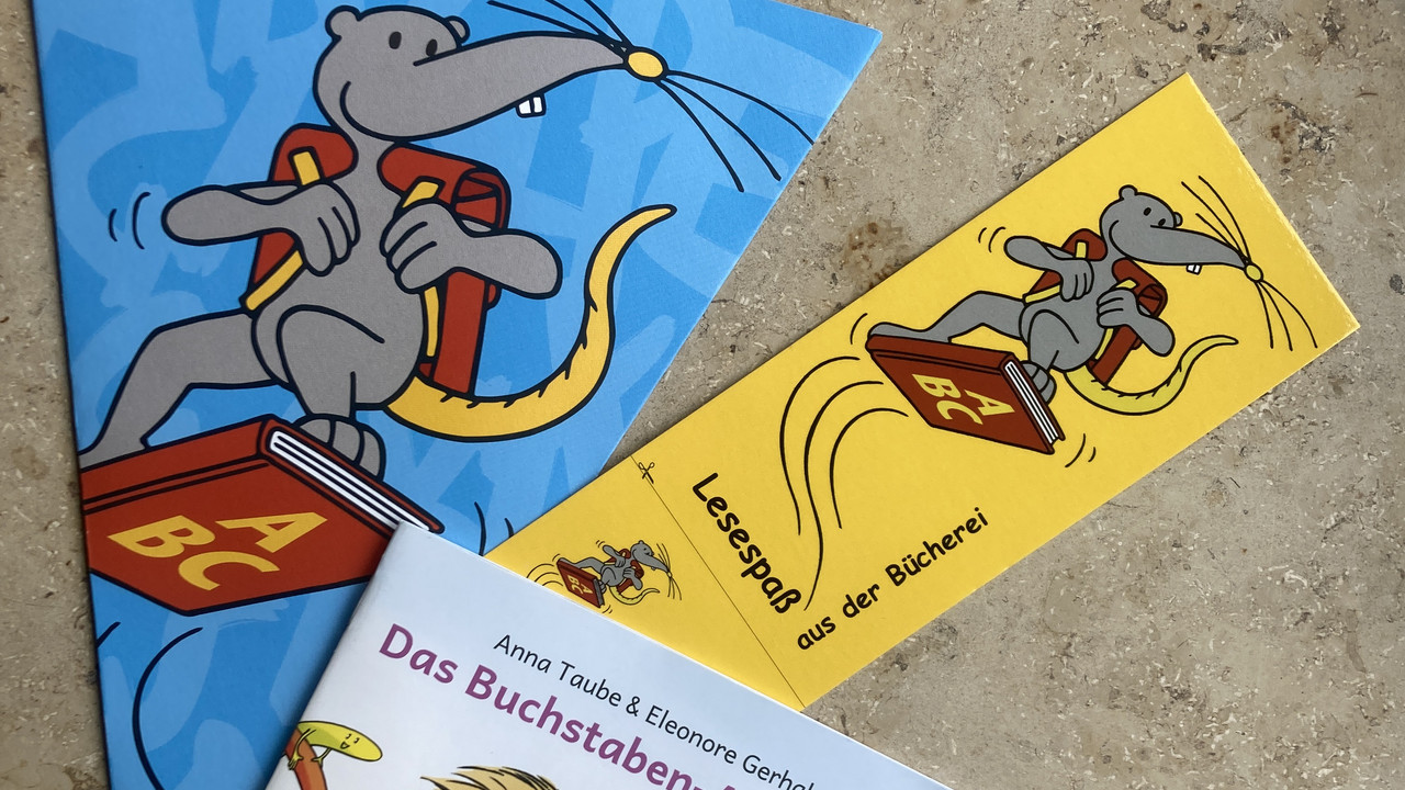 Papierschultüte, Bilderbuch und Lesezeichen