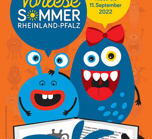 Plakat Vorlesesommer: Zwei blaue kindliche Monster, denen von einem dritten blauen Monster aus einem Buch vorgelesen wird